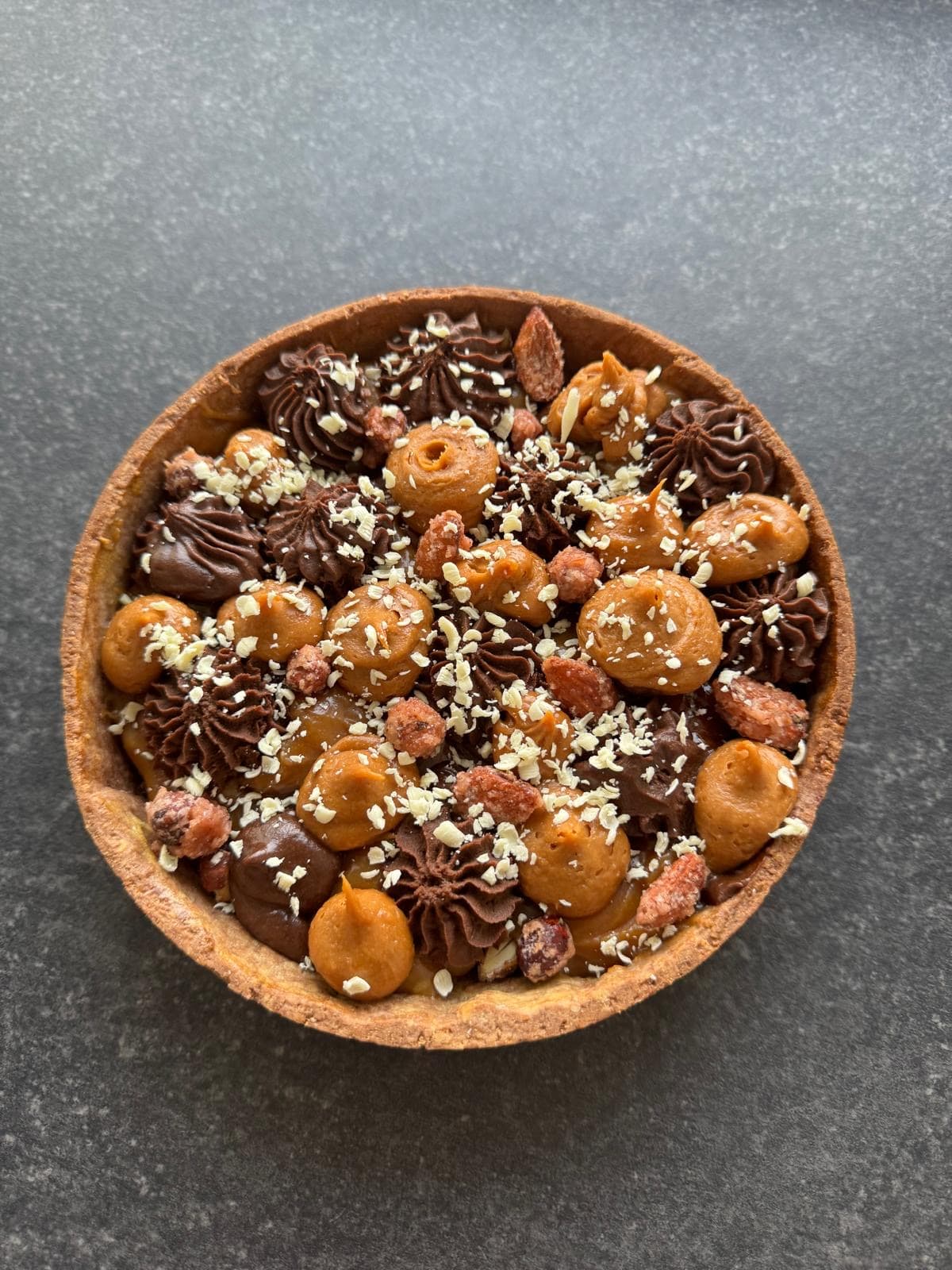 Tarte chocolat, caramel & pralin